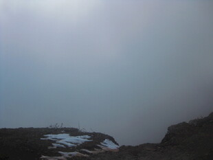 山间云雾缭绕的朦胧景致