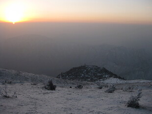 雪岭上的壮丽日出
