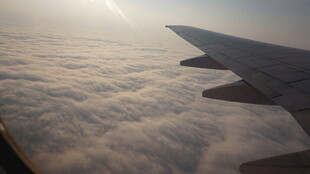 飞机机翼俯瞰云海美景