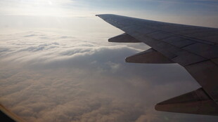 飞机机翼俯瞰云海美景