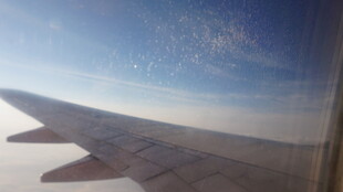 飞机窗外蓝天白云机翼景