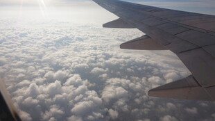 飞机机翼俯瞰云海美景