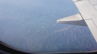 飞机窗外的机翼与地面景色