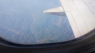 飞机窗外的云端与机翼