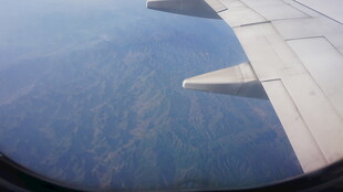 机窗外的大地与机翼