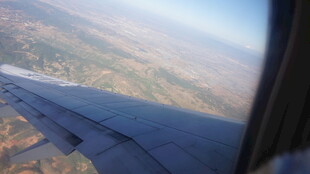 飞机机翼下的壮丽景观