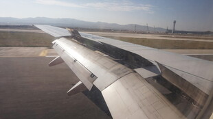 飞机机翼视角下的机场景象