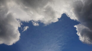 蓝天之上的厚重云层