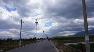 乡村公路上的多云景致