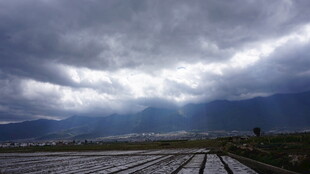 乌云下的田野与远山