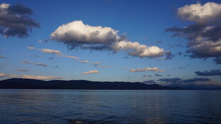 蓝天碧水间的美丽云景