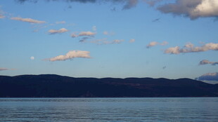 湖畔蓝天远山美景