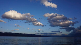 蓝天碧水间的云朵美景