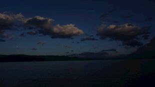 夜幕下的山水与云层景色