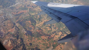 飞机机翼下的大地景观