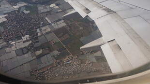 机窗外的城市与机翼景观