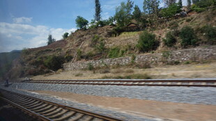 铁路边的山坡与绿植景观