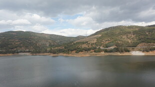 宁静山水湖泊风景图