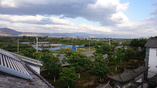 乡村屋顶视角的自然风光