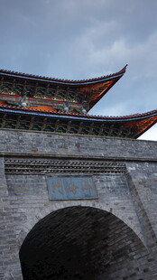 古风石桥上的中式飞檐建筑