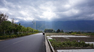 乌云下的乡间公路风景