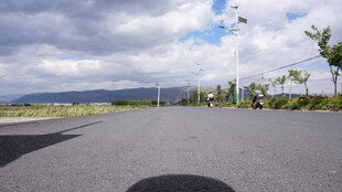 宽阔公路与远方景致