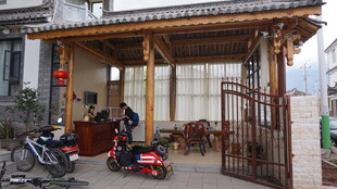 乡村小院门口停放着车辆