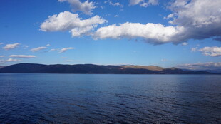 宁静湖面与蓝天白云美景