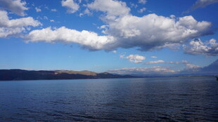 广阔湖面与蓝天白云美景