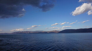 广阔湖面与蓝天白云美景