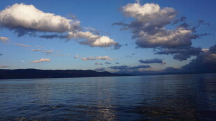 湖畔蓝天与漂浮的云朵