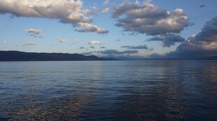 宁静湖面与天边云朵