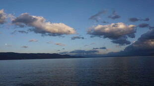 湖畔蓝天云朵静谧美景