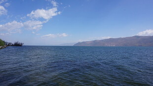 宁静辽阔的蓝色湖景