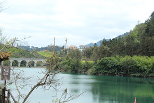 青山绿水间的桥景风光