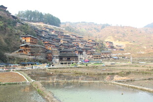 依山傍水的古朴村落