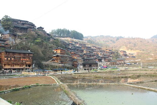 依山傍水的古朴村落