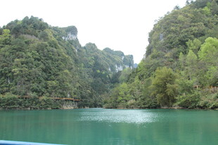 青山绿水间的宁静湖泊