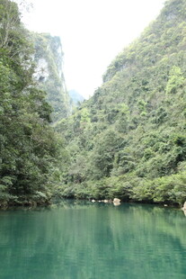 青山绿水间的澄澈湖泊