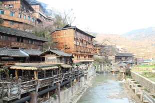 古村落傍水而建的民居