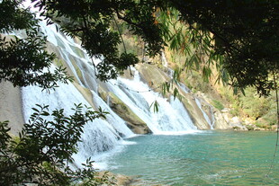 山间飞瀑下的碧绿清潭