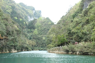 青山绿水间的秀丽河谷