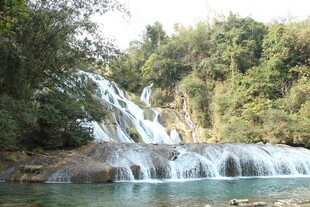 山间秀丽瀑布与清澈潭水