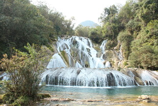 山间秀丽瀑布景观