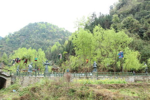 山间徒步的人群与秀丽风光