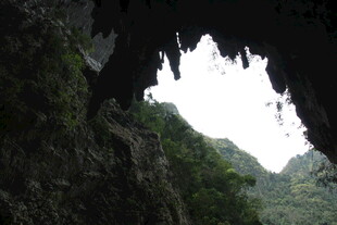 山间隐秘洞穴景观