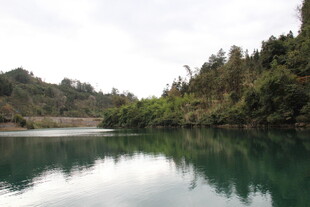 青山环抱的静谧绿水