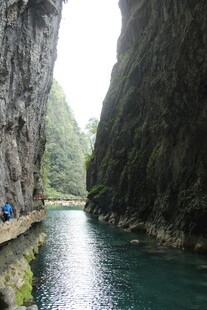 峡谷间的碧水幽径
