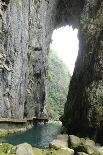 天然石拱下的幽美水域