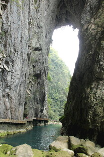 天然石拱下的幽美水域